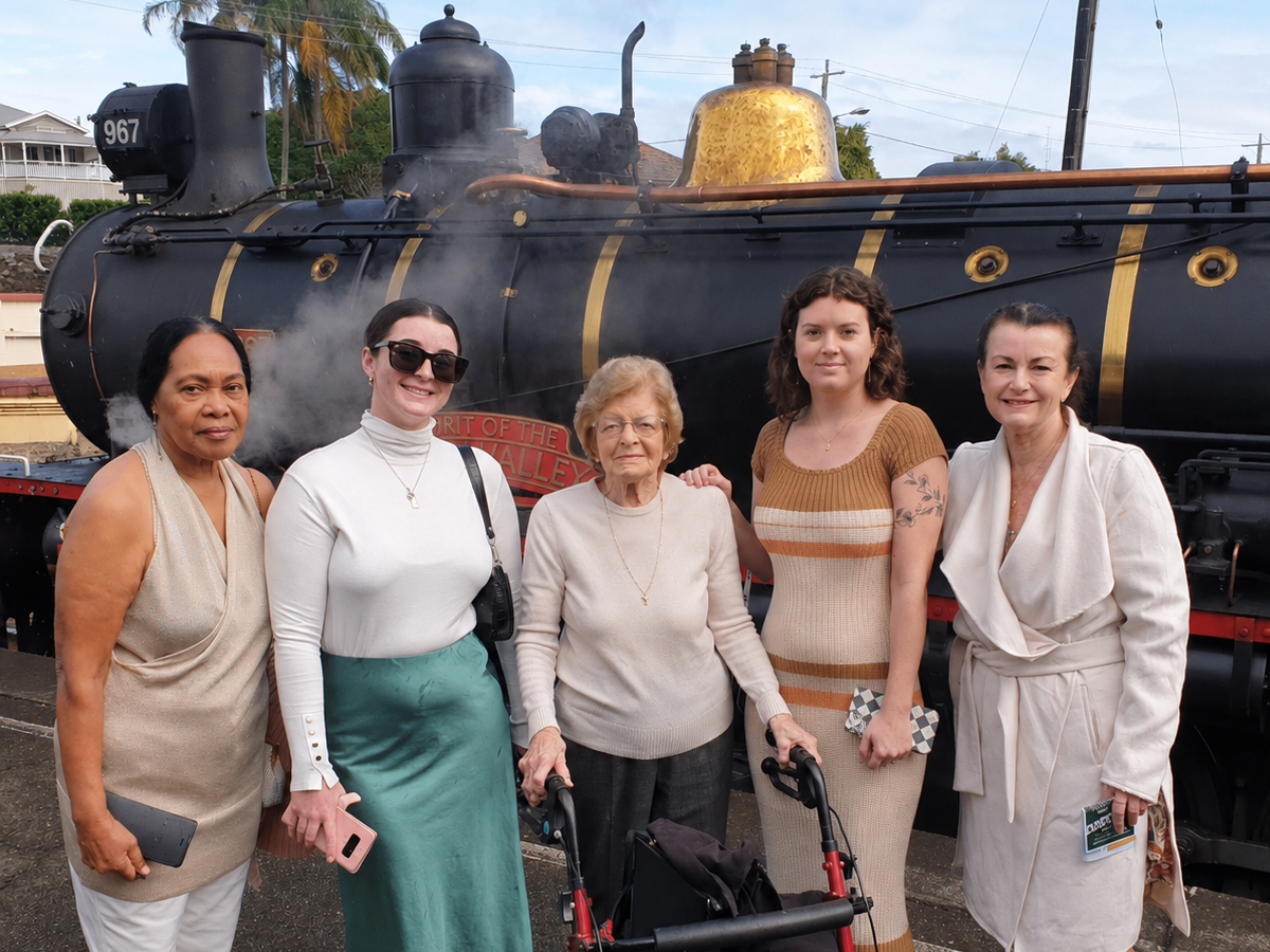 Deborah with her daughter Elle and mother Laurel in front of the famous Gympie Rattler